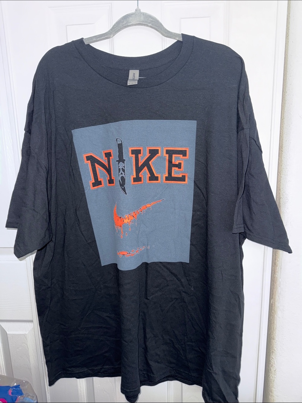 Gildan Horror Nike print, Black Short-Sleeve Tee with RedGraphic - Picture 5 of 6